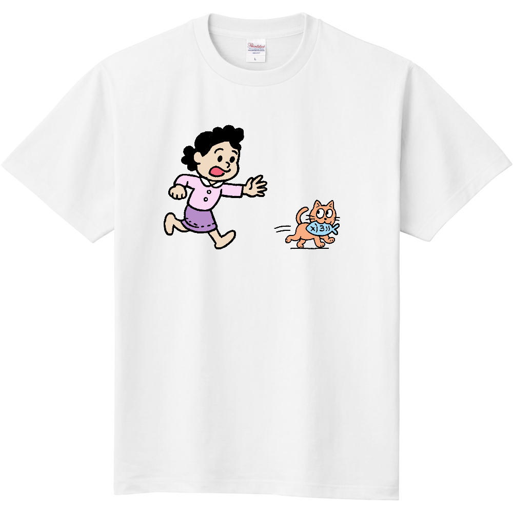 魚を盗んだ猫を追う女性のＴシャツ