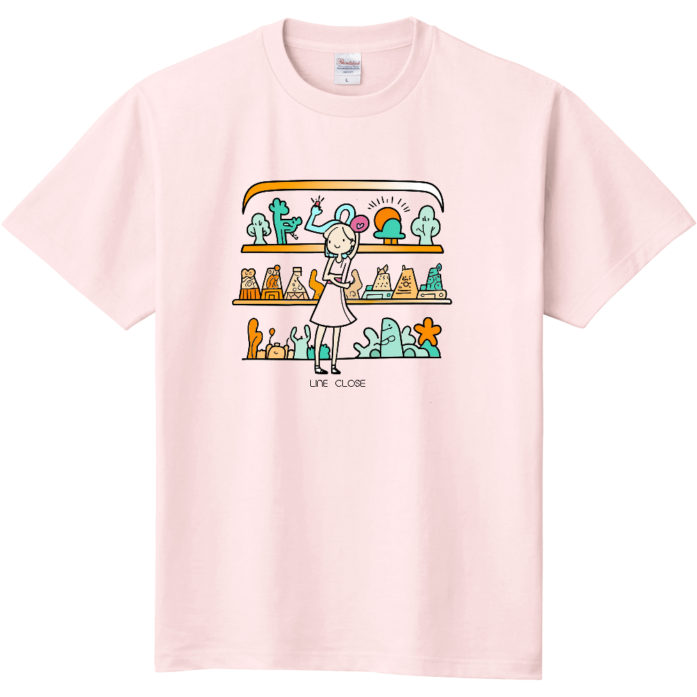 棚を飾る女性のＴシャツ