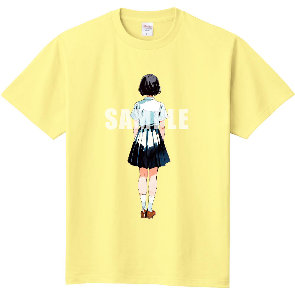 後ろ向きの女性のTシャツ
