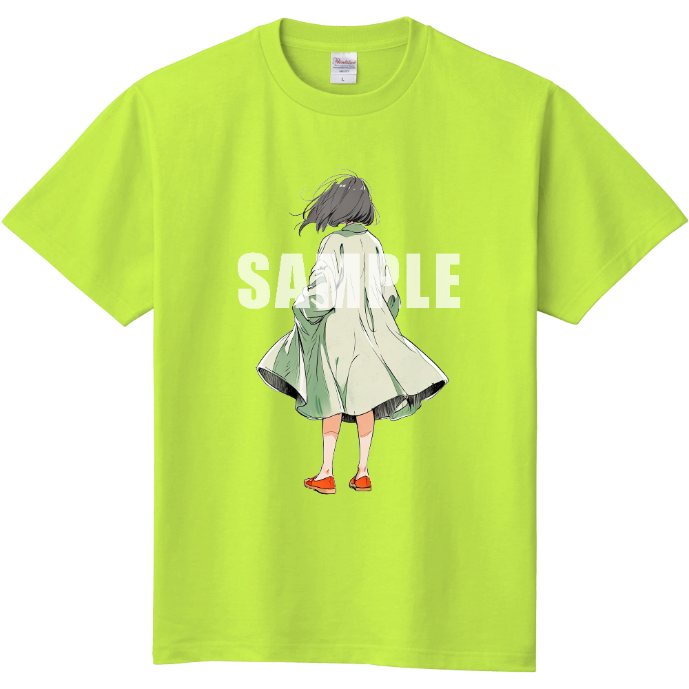 後ろ向きの女性のTシャツ