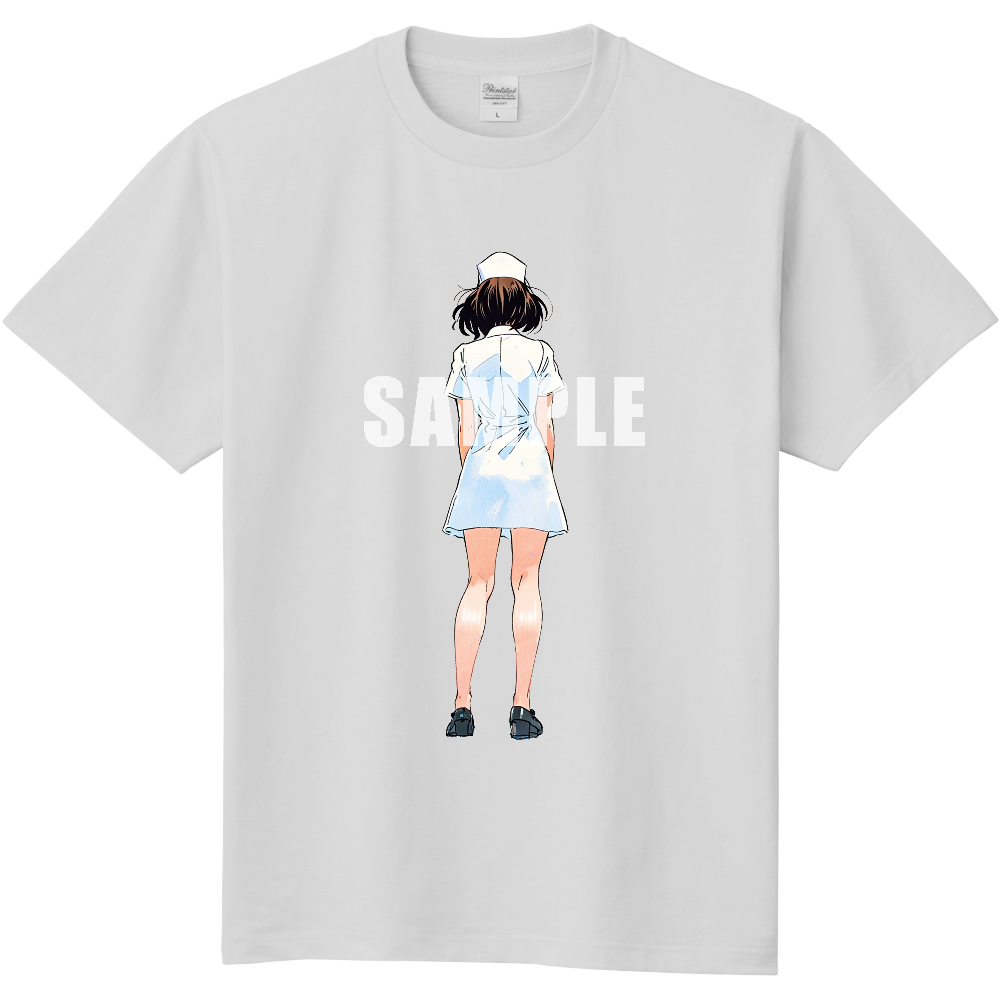 後ろ向きの女性のTシャツ