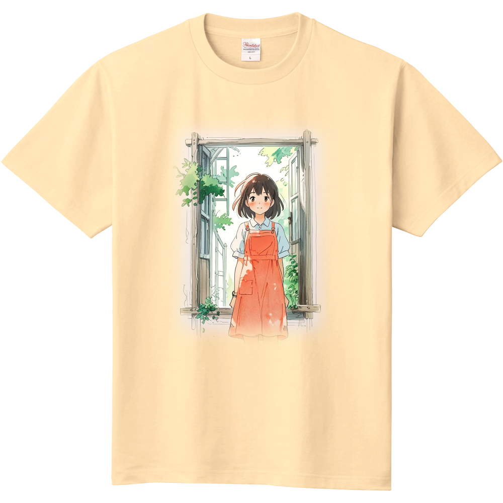 窓際に立つ女性のTシャツ