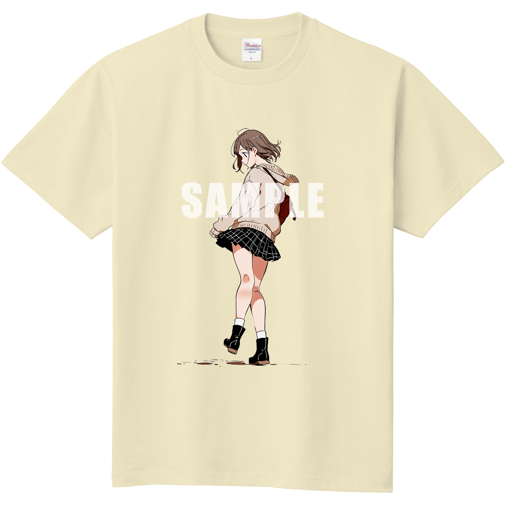 後ろ向きの女性のTシャツ