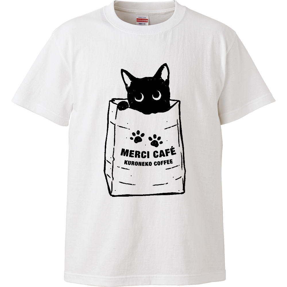 紙袋がお気に入りの黒猫くん