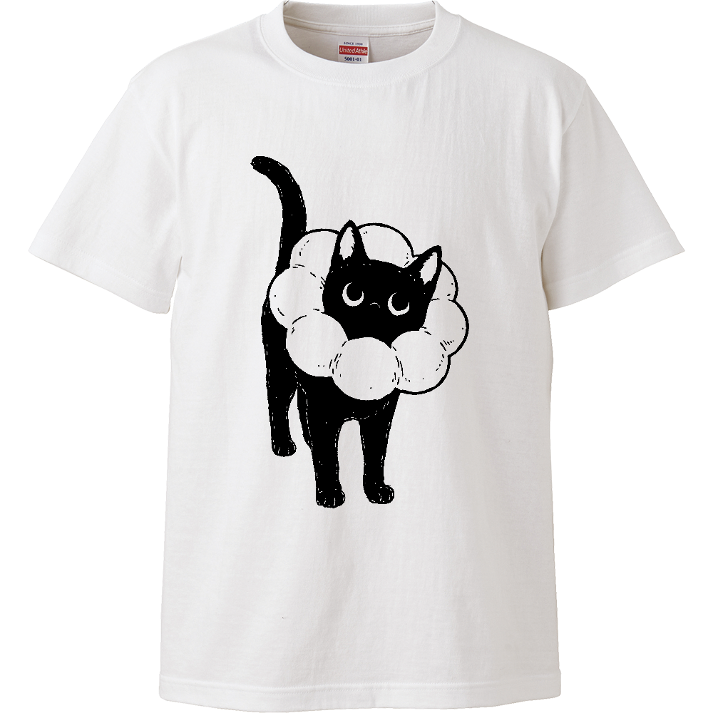 ふわふわエリザベスカラーの黒猫くん