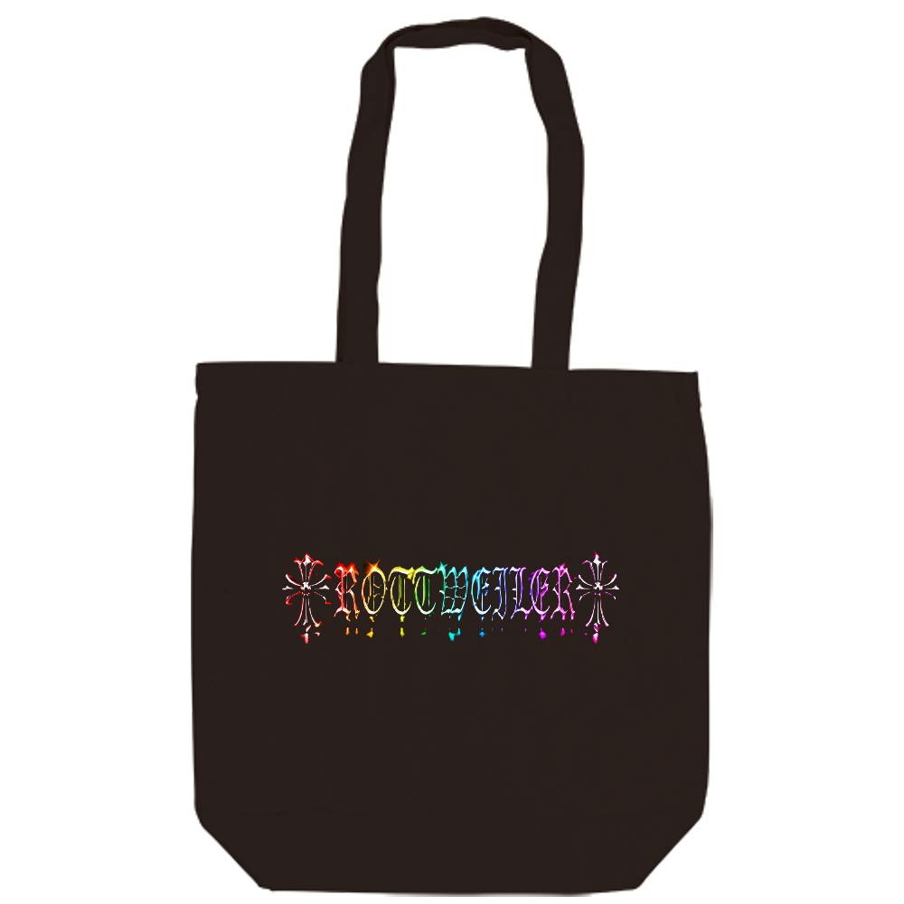 ROTTWEILER - PRISM REIGN TOTE -(プリズム・レイン トート) 名前の意味 「PRISM」は多彩な輝き、「REIGN」は圧倒的な存在感・支配力を意味します。ロットワイラーの力強さと、虹色に輝くラグジュアリーなロゴを融合したネーミングです。