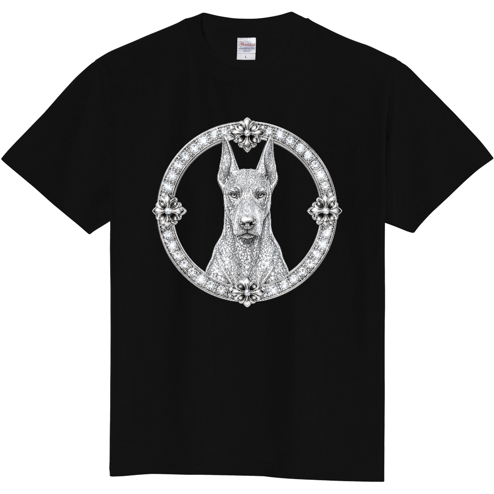 PLATINUM LEGEND DOGS COLLECTION ― 5犬種 × 永遠の輝きを纏うプレミアムジュエリードッグTシャツ ― プラチナダイヤモンドのような輝きを放つ5種類の大型犬 DOBERMAN ROYAL EDGE 意味:王者の風格を持つドーベルマン 鋭い美しさと気高い存在感。 守護者としての忠誠心、洗練されたスタイルをプラチナの輝きで表現