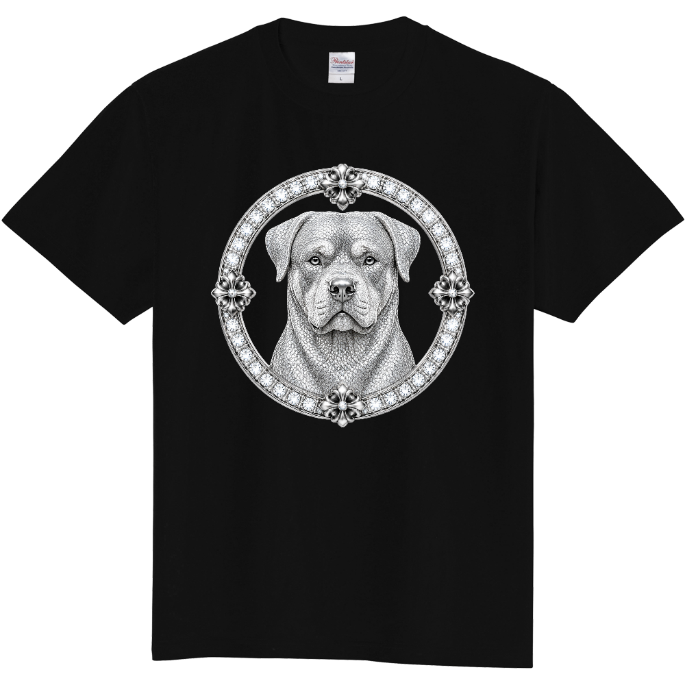 PLATINUM LEGEND DOGS COLLECTION ― 5犬種 × 永遠の輝きを纏うプレミアムジュエリードッグTシャツ ― ROTTWEILER IMPERIAL 意味:帝国を象徴するロットワイラー 圧倒的な力強さと揺るがない忠誠心。 重厚な存在感を、最高級ジュエリーのような輝きで表現。