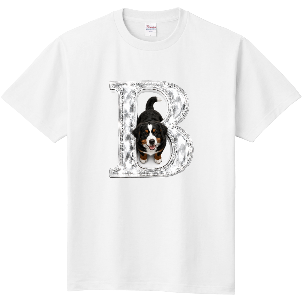 BERNESE CRYSTAL BABY — B DIAMOND LEGACY — （バーニーズ クリスタル ベビー ― Bダイヤモンド レガシー ―） 商品の意味・由来 「B」＝ Bernese Mountain Dog（バーニーズマウンテンドッグ）の誇りを象徴する特別なイニシャル。 大粒のクリスタルで輝く「B」の中から顔を覗かせる子犬は、 小さな存在から始まる大きな絆と、永遠に受け継がれる家族の愛を表現。