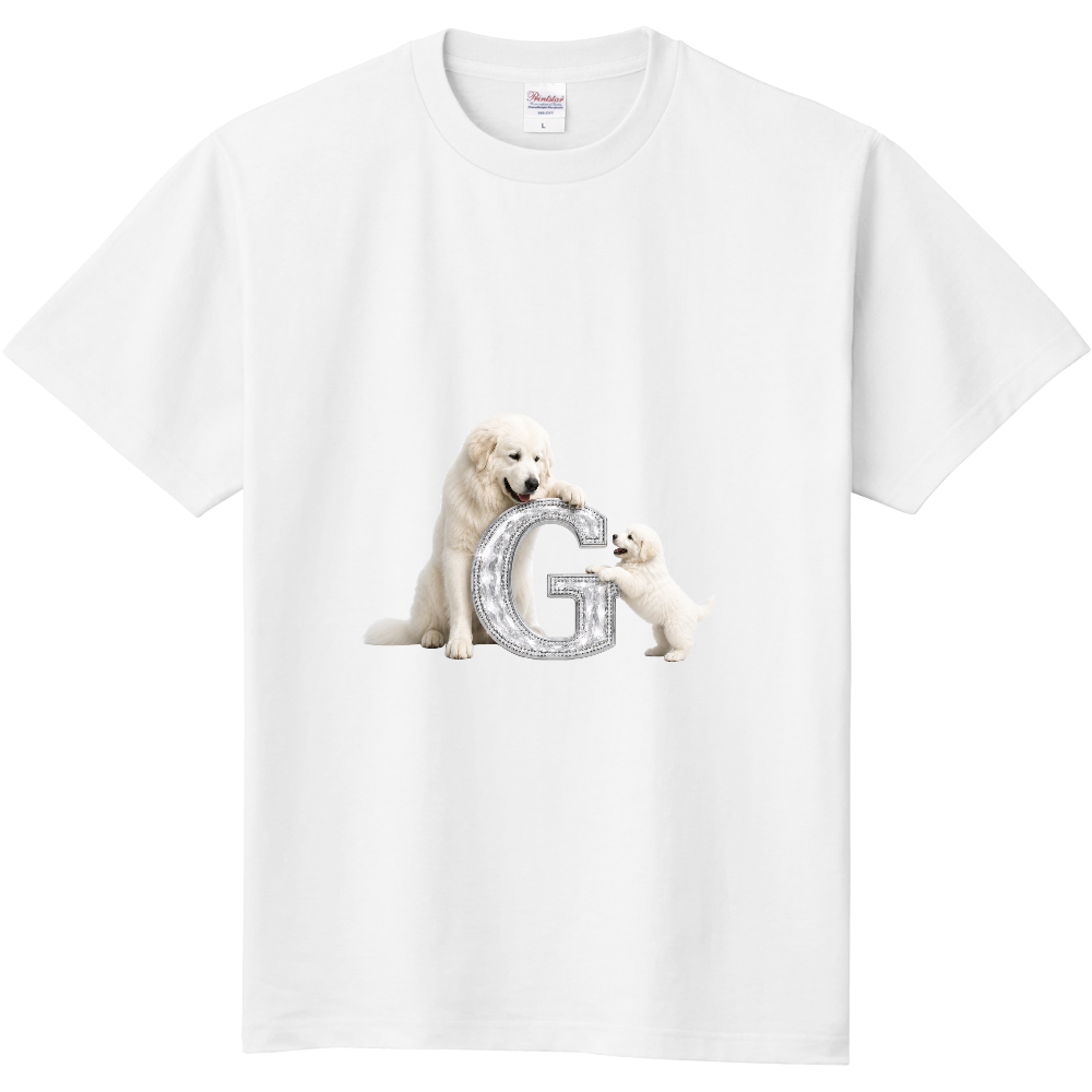 G Crystal Guardians – Great Pyrenees Edition –  （ジー・クリスタル・ガーディアンズ）　プラチナクリスタルに輝く「G」のイニシャルを囲むように、優しく寄り添うグレート・ピレニーズの親子を描いたラグジュアリーシリーズ。大切な家族を守るグレート・ピレニーズの優しさと力強さを、一枚のデザインに込めました。
