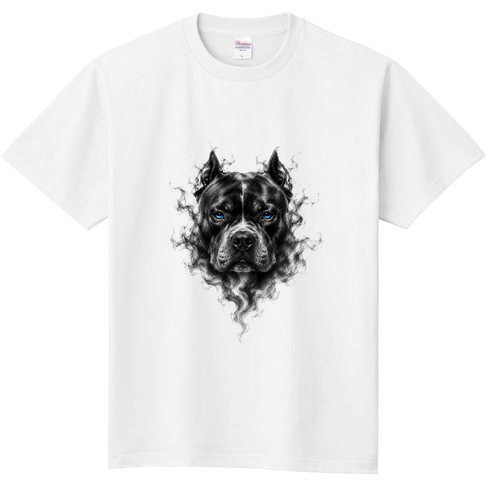 SMOKE SPIRIT EXOTIC BULLY TEE ― エキゾチックブリー ― 重厚感あふれるフォルムを、漆黒のスモークアートで幻想的に表現。煙から姿を現すような圧倒的な存在感と、深く輝くブルーアイがラグジュアリーな世界観を演出します。力強さと気品を兼ね備えた、エキゾチックブリーの魅力を詰め込んだ特別な一枚です。