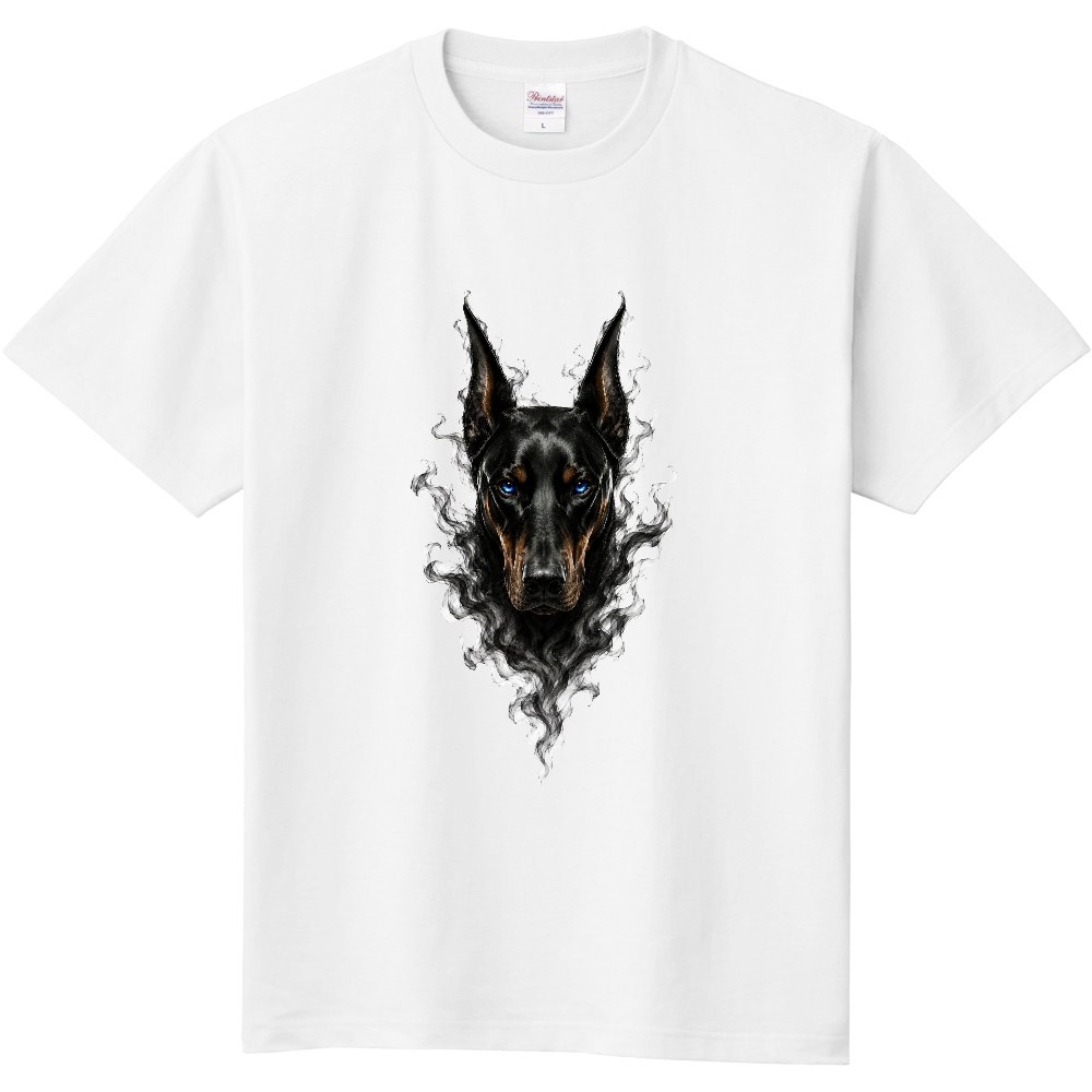 SMOKE SPIRIT DOBERMAN TEE ― ドーベルマン ― 気高く洗練されたシルエットを、漆黒の煙で幻想的に描写。シャープなブルーアイが印象的な一枚。