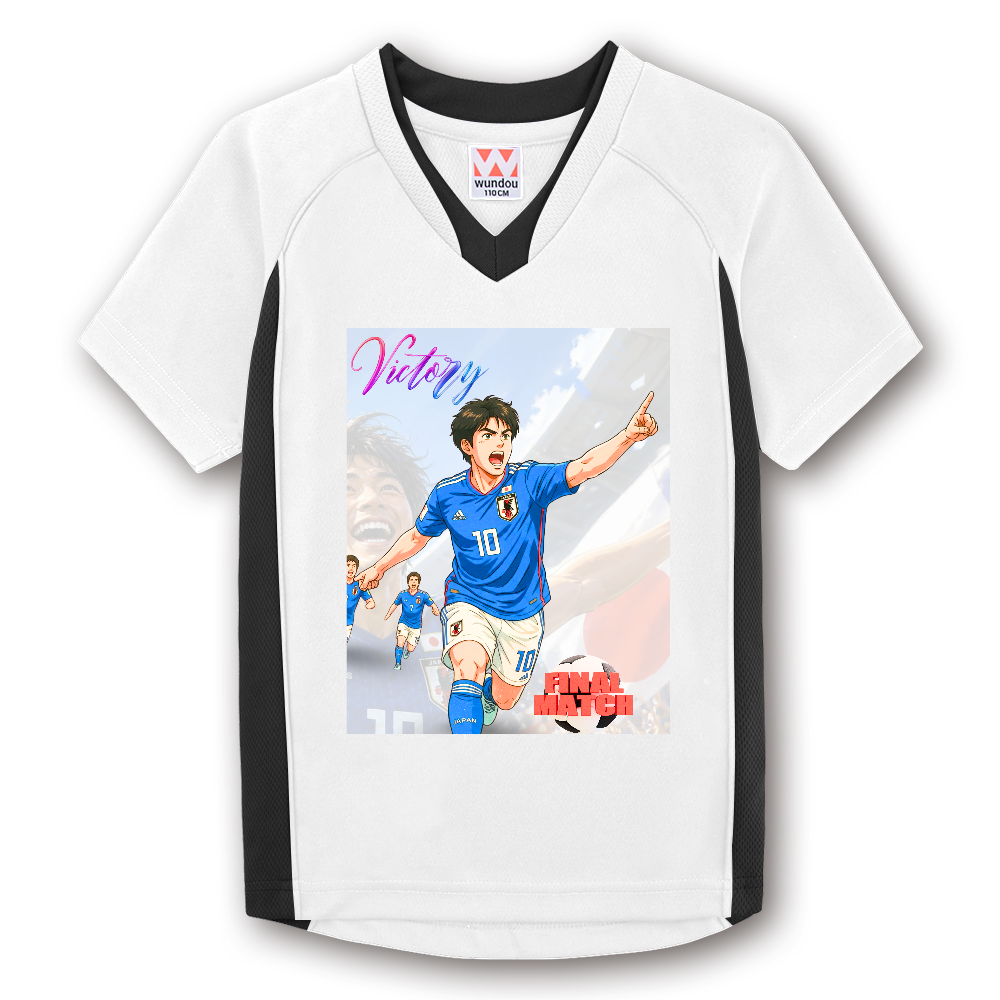 躍動感あふれるサッカーシーンを胸元にあしらった、存在感抜群のTシャツです。