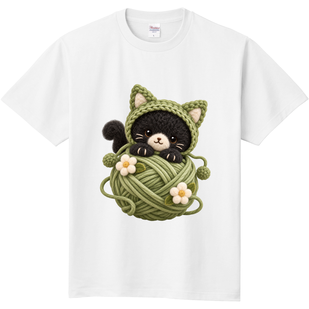 毛糸玉からひょっこり黒猫 Tシャツ｜ふわふわニットキャット