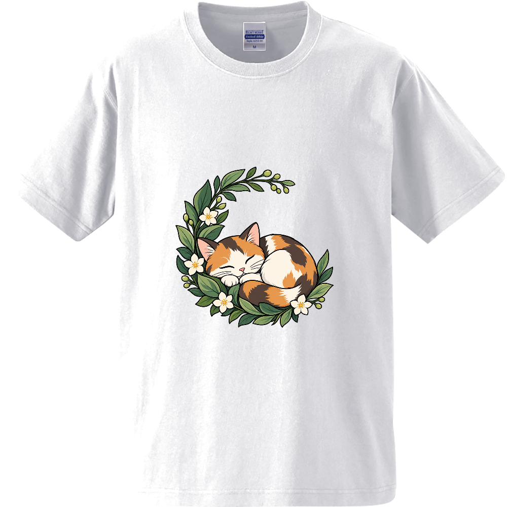 植物のゆりかごで眠る三毛猫
