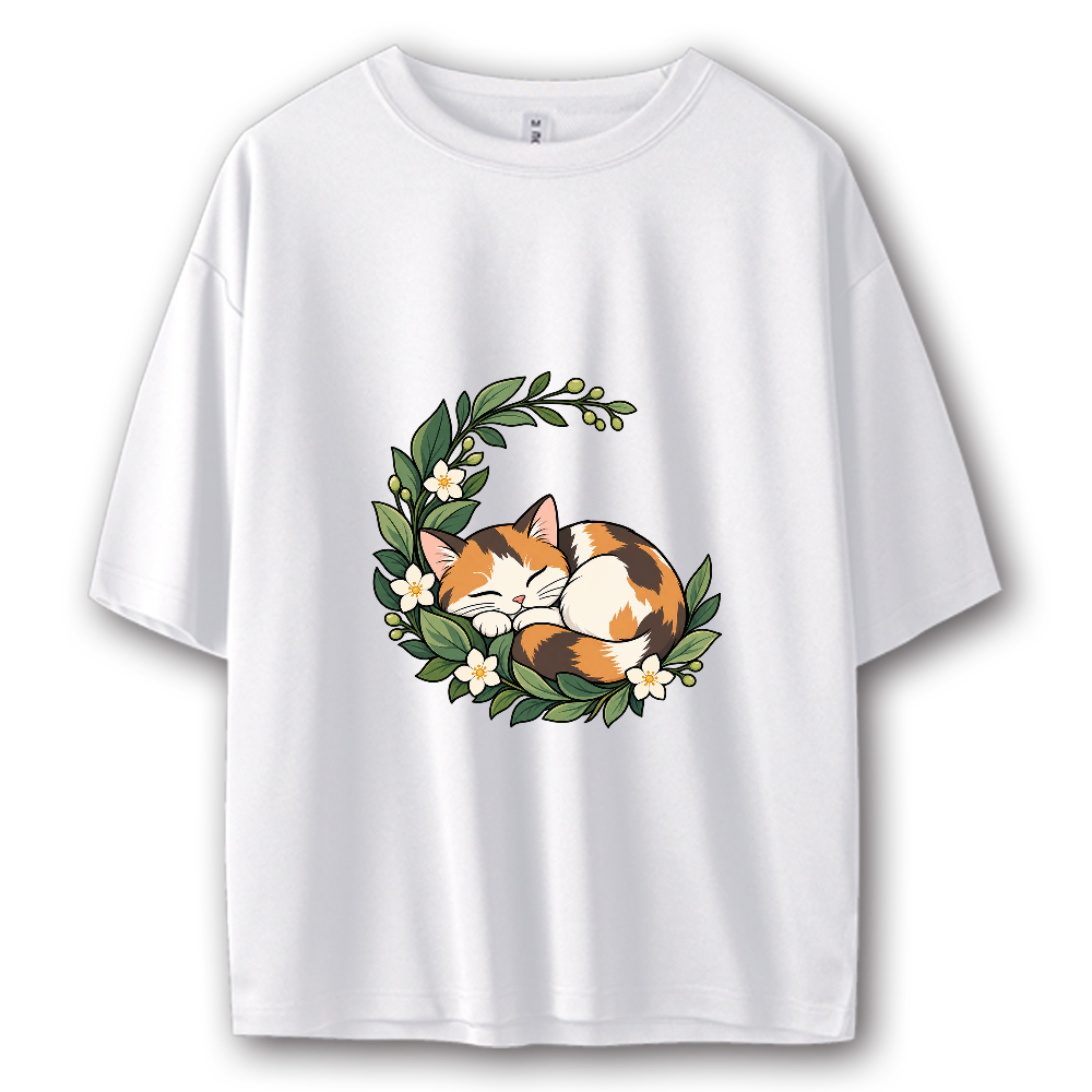 植物のゆりかごで眠る三毛猫